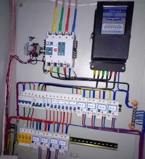 電路安裝保險絲，防止電路故障